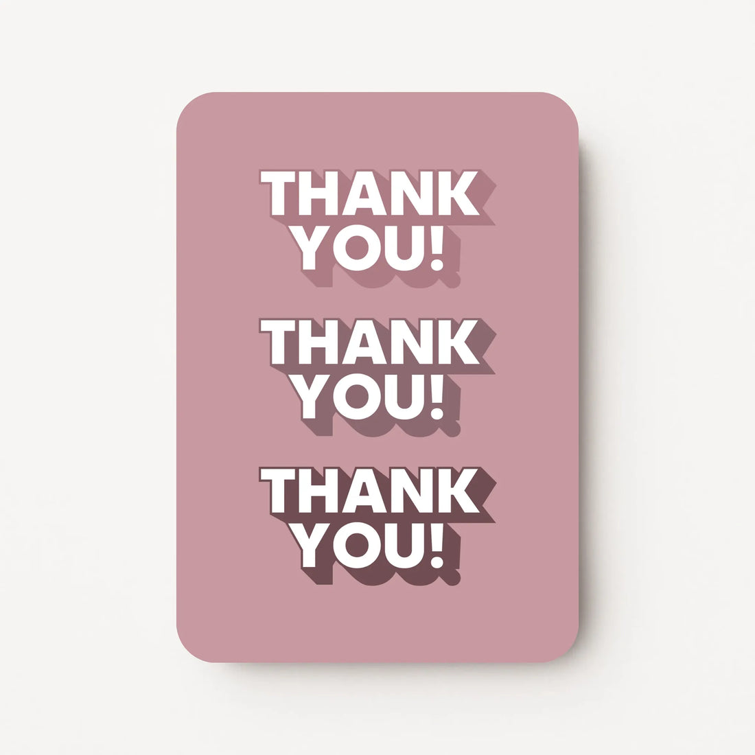 Staande bedankkaart met tekst ‘THANK YOU’ driemaal herhaald, witte letters op oudroze achtergrond, flatlay op witte ondergrond.