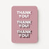 Staande bedankkaart met tekst ‘THANK YOU’ driemaal herhaald, witte letters op oudroze achtergrond, flatlay op witte ondergrond.