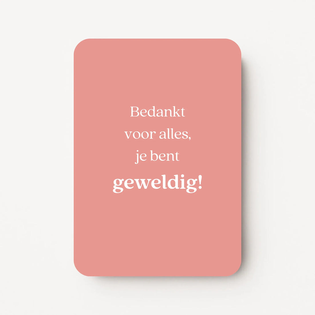 Staande bedankkaart met tekst ‘Bedankt voor alles, je bent geweldig!’, witte letters op zachtroze achtergrond, flatlay op witte ondergrond.