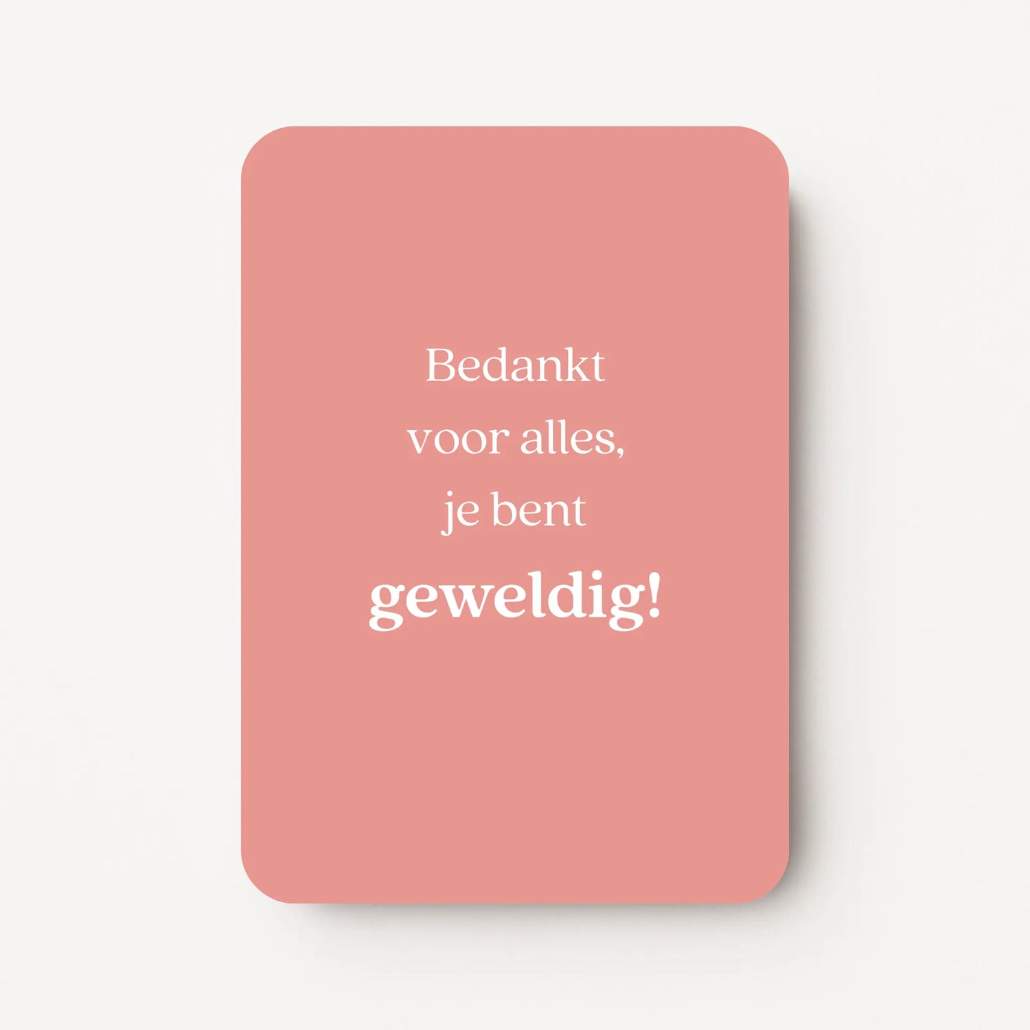 Staande bedankkaart met tekst ‘Bedankt voor alles, je bent geweldig!’, witte letters op zachtroze achtergrond, flatlay op witte ondergrond.