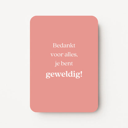Staande bedankkaart met tekst ‘Bedankt voor alles, je bent geweldig!’, witte letters op zachtroze achtergrond, flatlay op witte ondergrond.