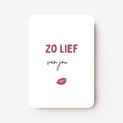 Staande bedankkaart met tekst ‘Zo lief van jou’ in zwarte en donkerroze letters met donkerroze zoenlippenillustratie, flatlay op witte achtergrond.