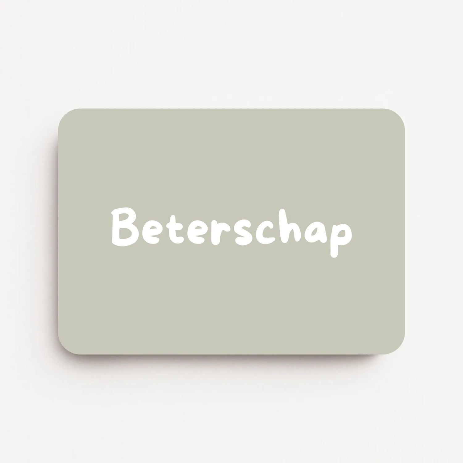 Liggende beterschapskaart met witte tekst ‘Beterschap’ op een lichtgrijsbeige achtergrond, flatlay op witte ondergrond.
