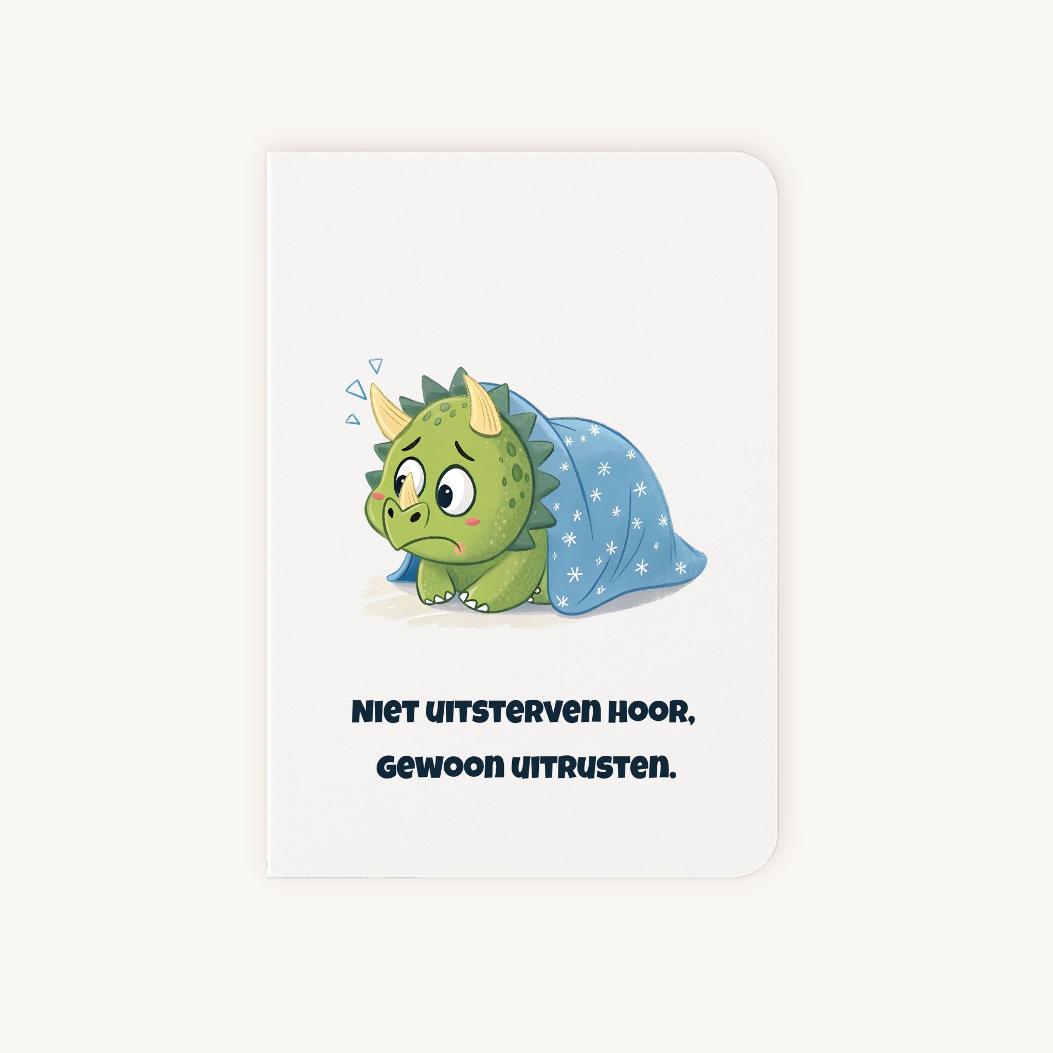 Beterschapskaart met sip kijkende dinosaurus onder blauw dekentje