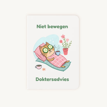 Beterschapskaart met relaxende kat onder roze dekentje en komkommer op ogen