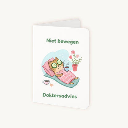 Half geopende beterschapskaart kat met tekst niet bewegen doktersadvies