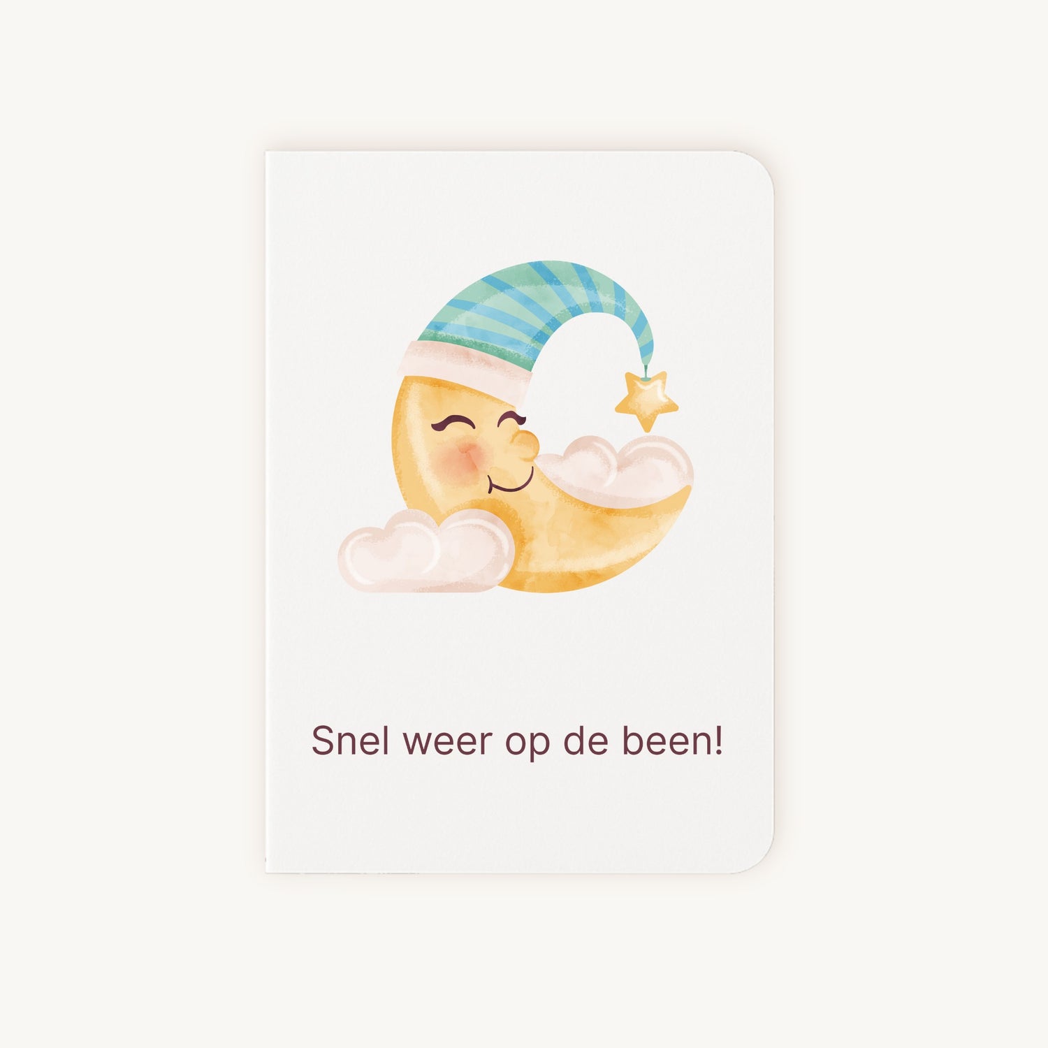 Beterschapskaart met lachende maan in pyjama en tekst snel weer op de been