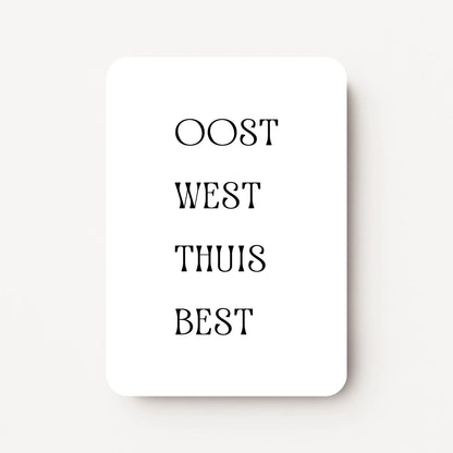 Staande beterschapskaart met zwarte tekst ‘oost west thuis best’ op witte achtergrond, minimalistisch ontwerp, flatlay op witte ondergrond.