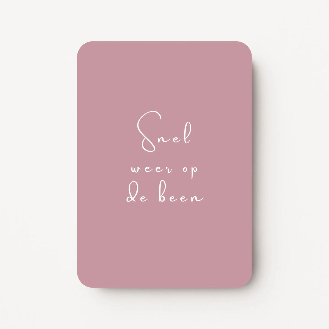 Staande oudroze beterschapskaart met witte tekst "Snel weer op de been".