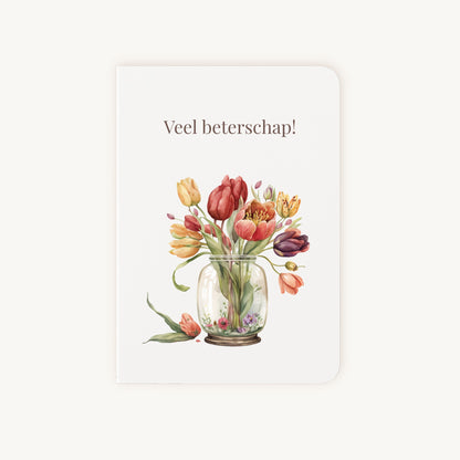 Beterschapskaart met kleurrijke tulpen in glazen vaas, voorkant
