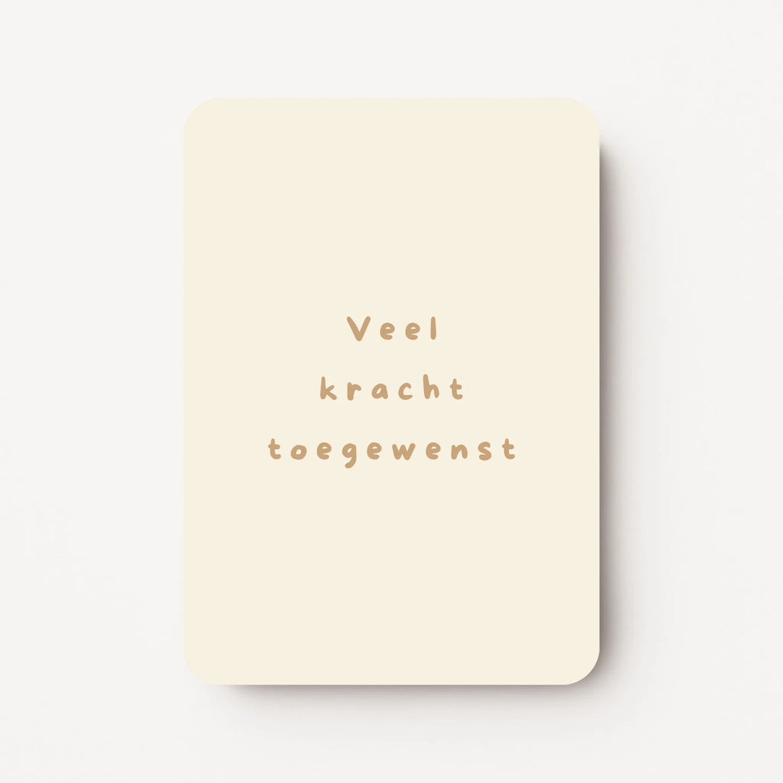 Staande beterschapskaart met zachte crème achtergrond en tekst in warme zandtint ‘Veel kracht toegewenst’, flatlay op witte ondergrond.
