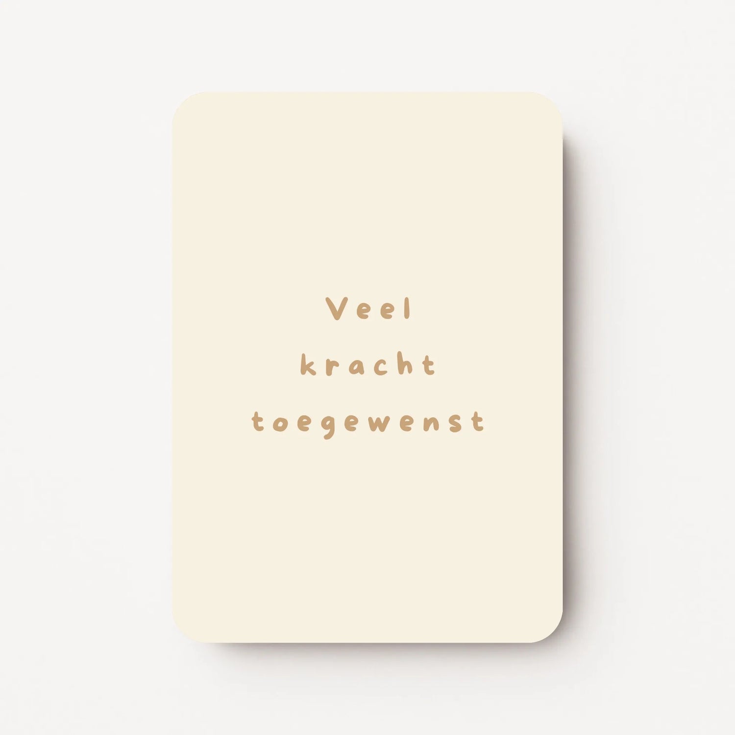 Staande beterschapskaart met zachte crème achtergrond en tekst in warme zandtint ‘Veel kracht toegewenst’, flatlay op witte ondergrond.