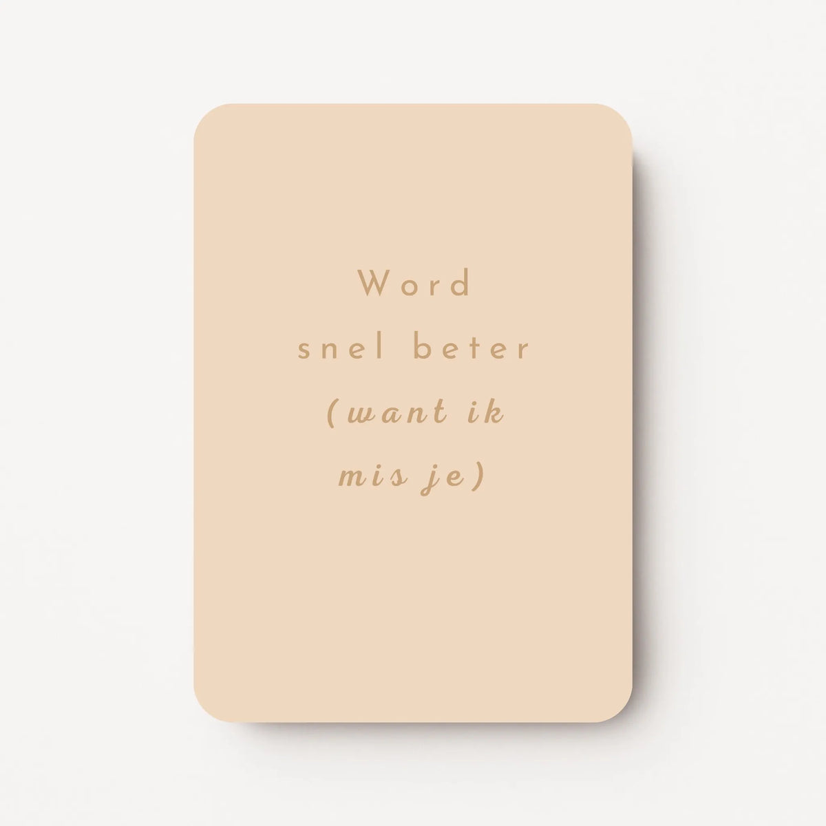 Staande lichtperzikkleurige beterschapskaart met goudbruine tekst "Word snel beter (want ik mis je)".