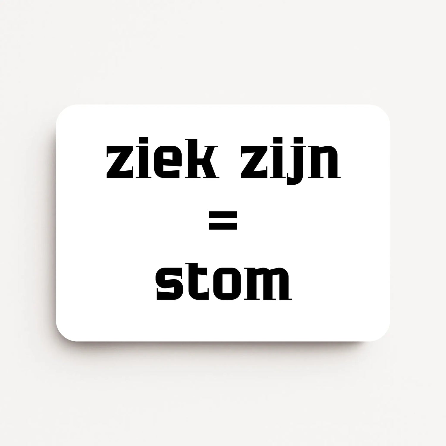 Liggende beterschapskaart met zwarte tekst ‘ziek zijn = stom’ op witte achtergrond, minimalistisch ontwerp, flatlay op witte ondergrond.