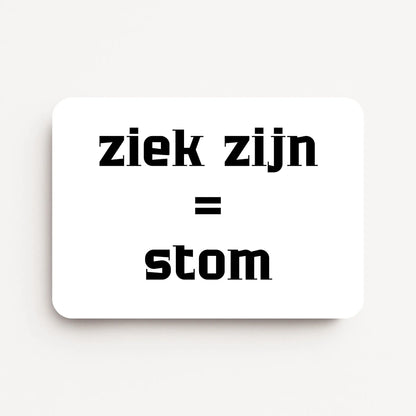 Liggende beterschapskaart met zwarte tekst ‘ziek zijn = stom’ op witte achtergrond, minimalistisch ontwerp, flatlay op witte ondergrond.