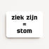 Liggende beterschapskaart met zwarte tekst ‘ziek zijn = stom’ op witte achtergrond, minimalistisch ontwerp, flatlay op witte ondergrond.