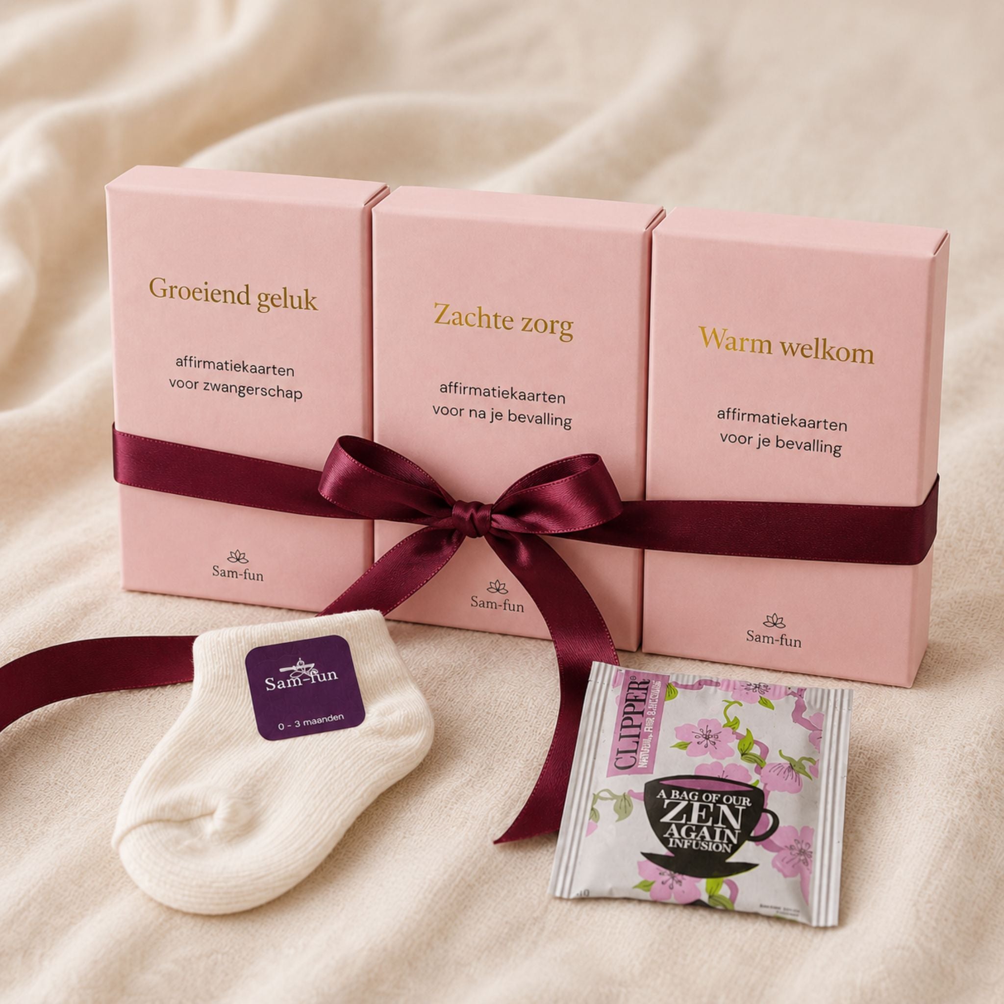 Cadeauset met affirmatiekaarten voor zwangerschap, bevalling en kraamtijd met subtekst als cadeau verpakt