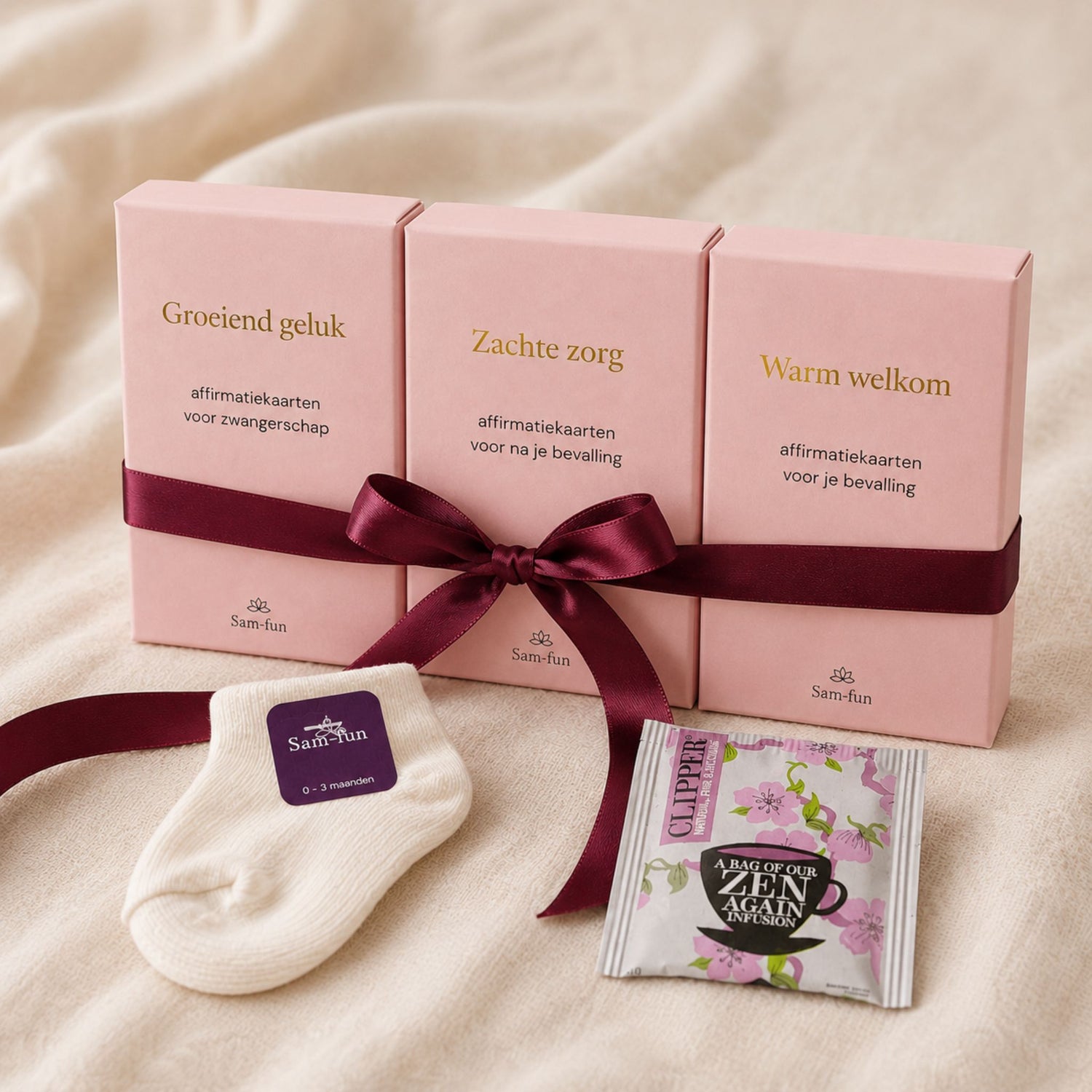 Cadeauset met affirmatiekaarten voor zwangerschap, bevalling en kraamtijd als cadeau verpakt