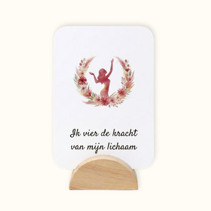 Detail van een affirmatiekaart uit de cadeauset Liefdevolle reis met tekst en papierstructuur