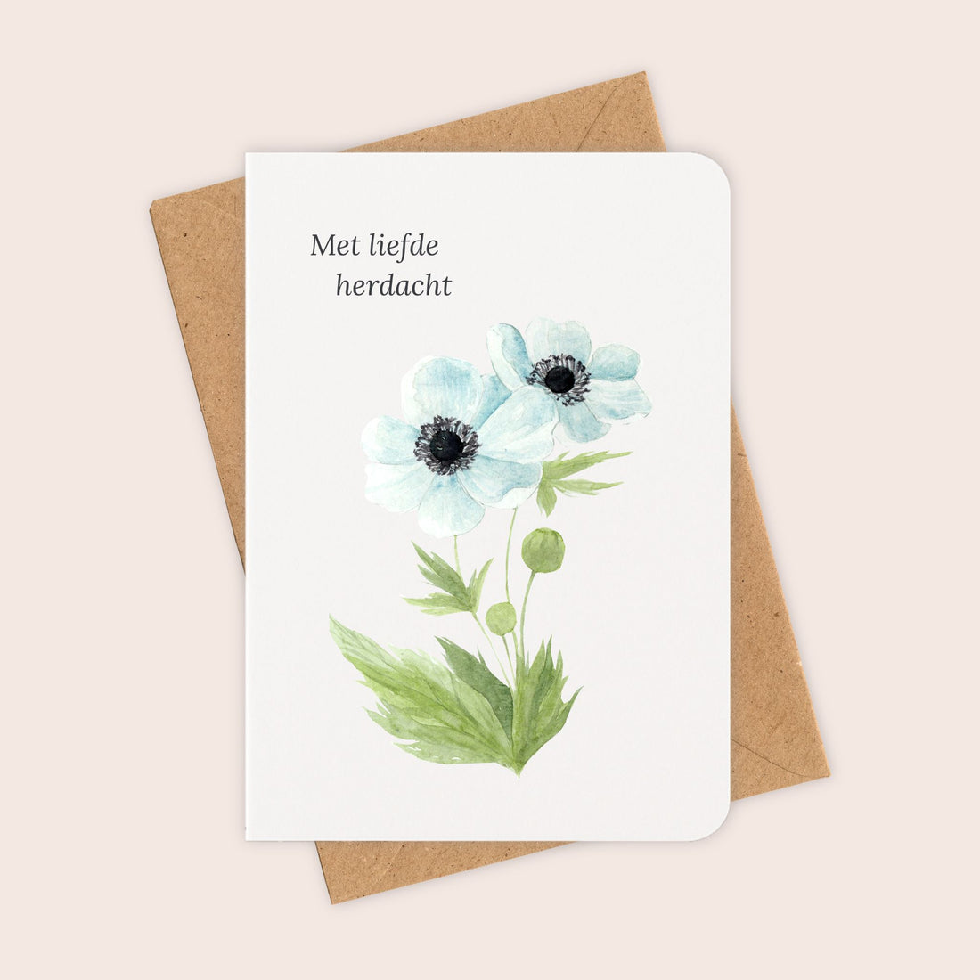 Condoleancekaart ‘Met liefde herdacht’ met anemonen en kraftenvelop