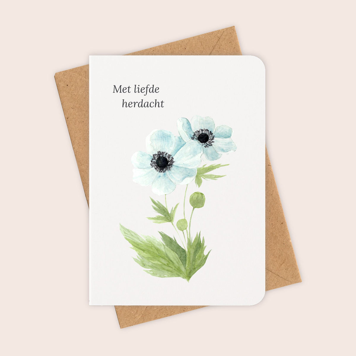Condoleancekaart ‘Met liefde herdacht’ met anemonen en kraftenvelop