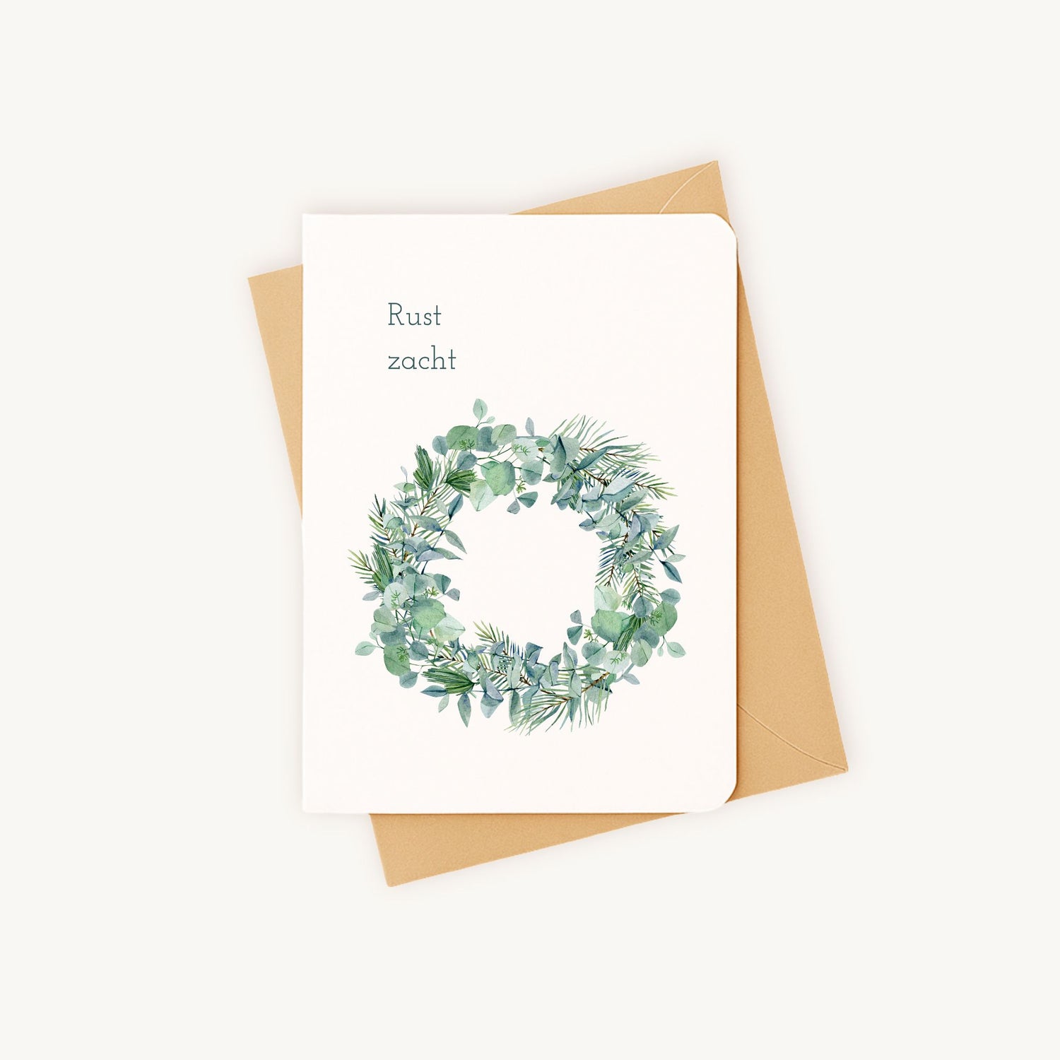 Condoleancekaart krans eucalyptus liggend op kraft envelop met afgeronde hoekjes