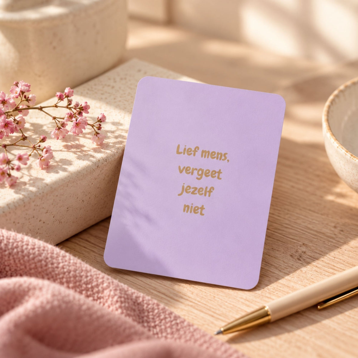 Enkele paarse wenskaart van Sam-fun met de tekst Lief mens, vergeet jezelf niet