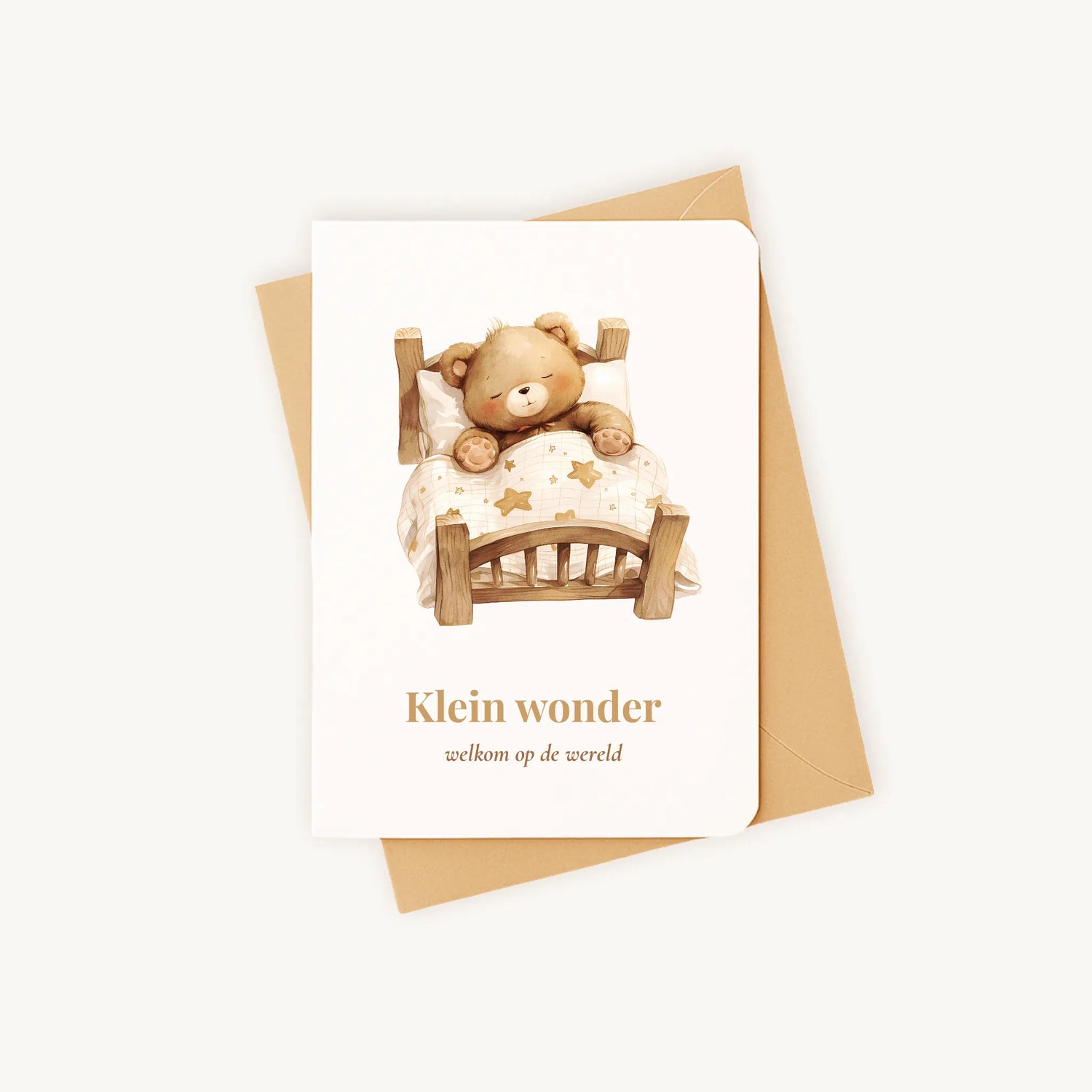 Staande kaart geboorte met beer in bedje op kraftenvelop.
