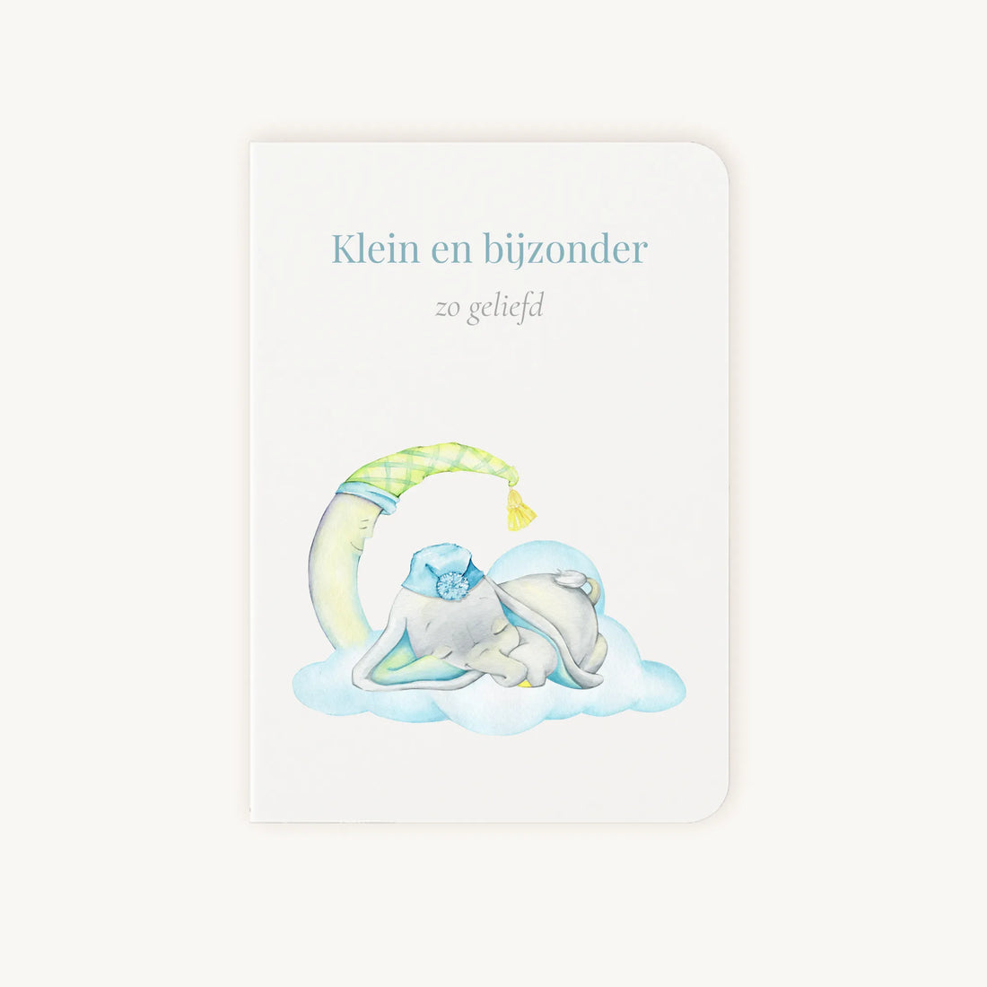 Staande dubbelgevouwen felicitatiekaart geboorte jongen met zachte pastelkleuren, slapende baby op wolk naast maan met slaapmuts, met de tekst "Klein en bijzonder - zo geliefd", flatlay op lichte achtergrond.