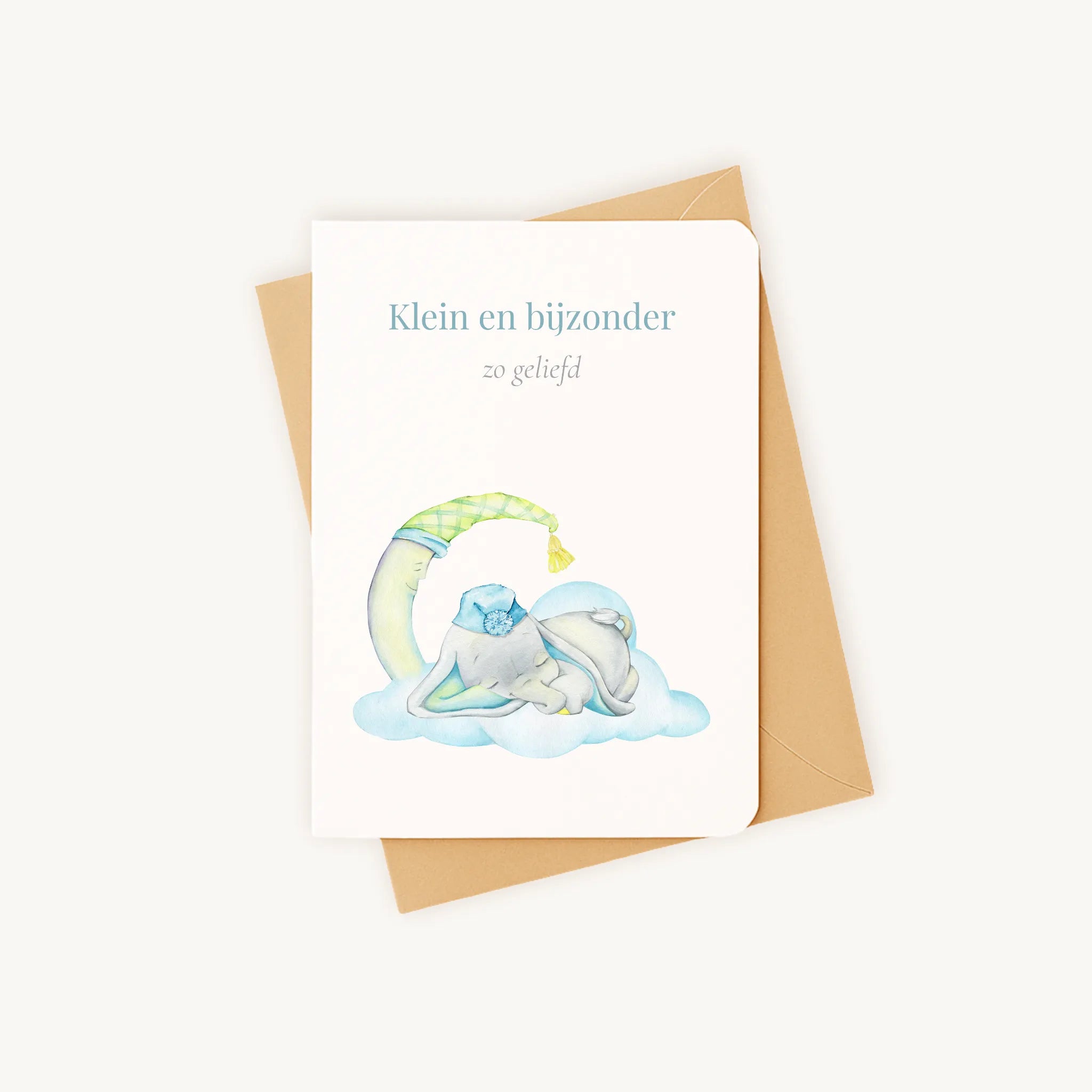 Staande kaart geboorte jongen met baby op wolk op kraftenvelop.