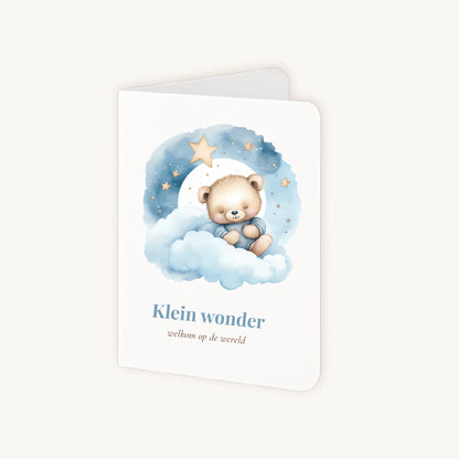 Staande kaart half geopend met wolkbeerillustratie en tekst "Klein wonder - welkom op de