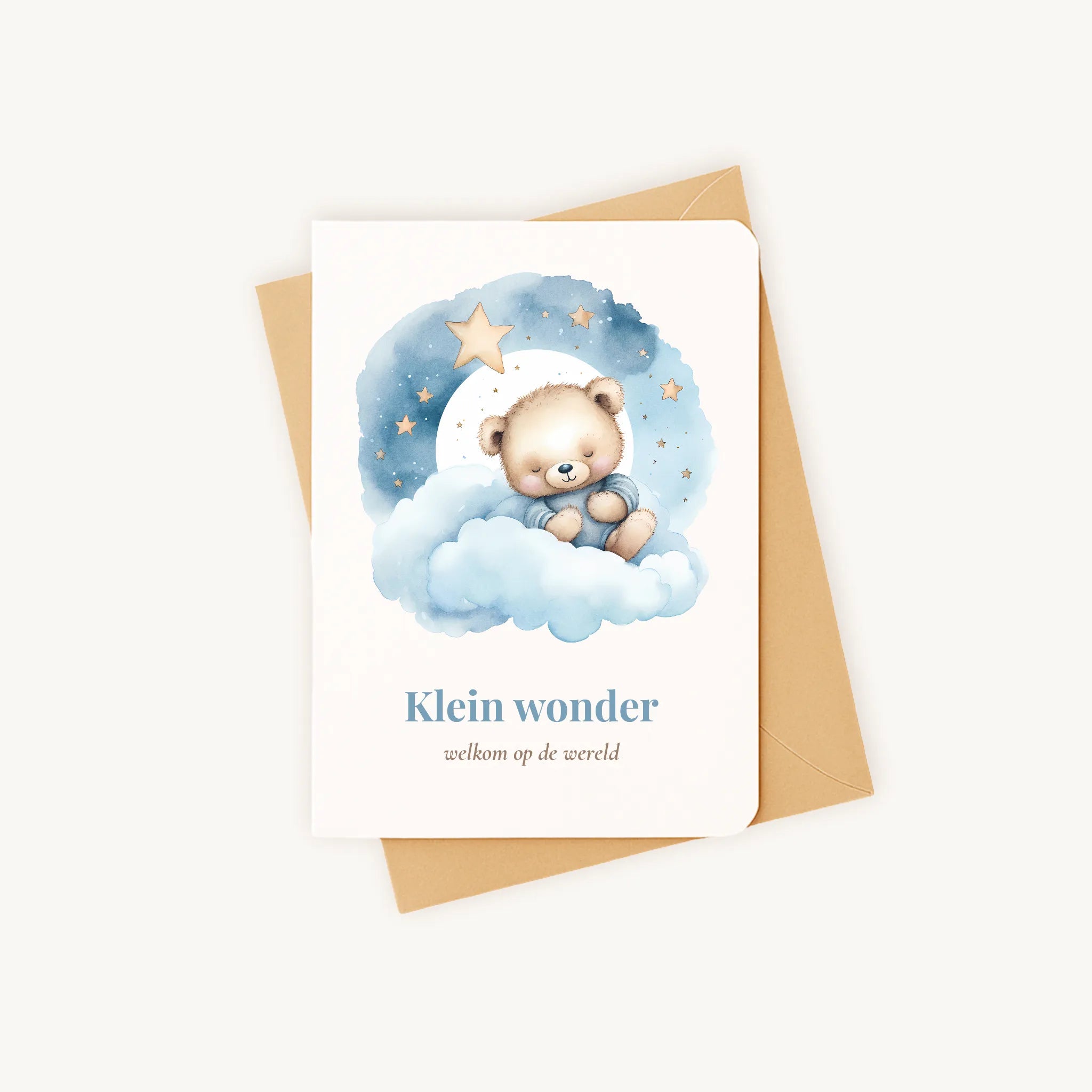 Staande kaart geboorte jongen met beer op wolk op kraftenvelop.