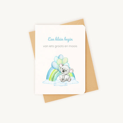 Staande kaart geboorte jongen met koala en regenboog op kraftenvelop.