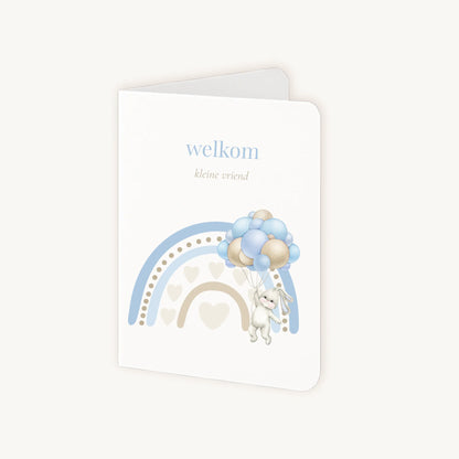 Staande kaart half geopend met regenboogkonijntje en tekst "Welkom kleine vriend".