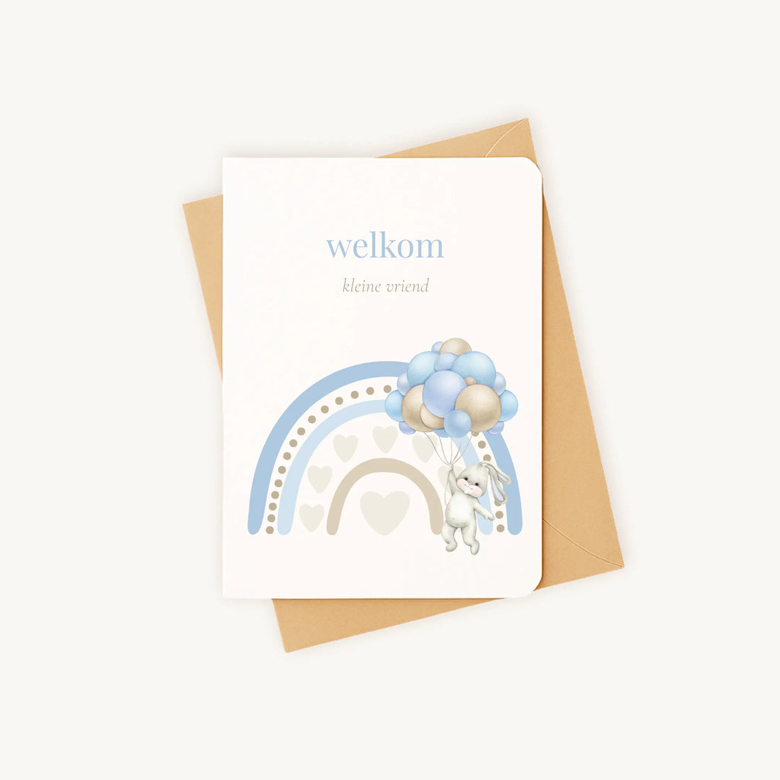 Staande kaart geboorte jongen met pastelregenboog en konijntje op kraftenvelop.
