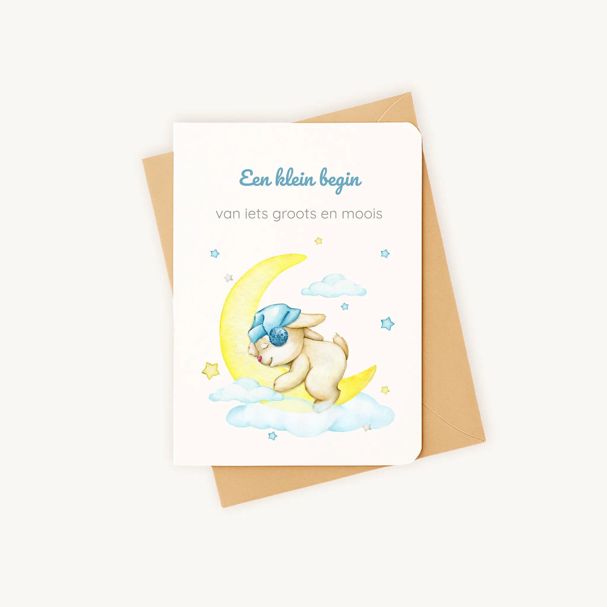Staande kaart geboorte met konijntje op maan op kraftenvelop.