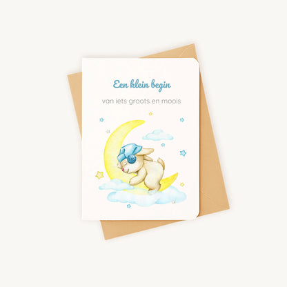 Staande kaart geboorte met konijntje op maan op kraftenvelop.
