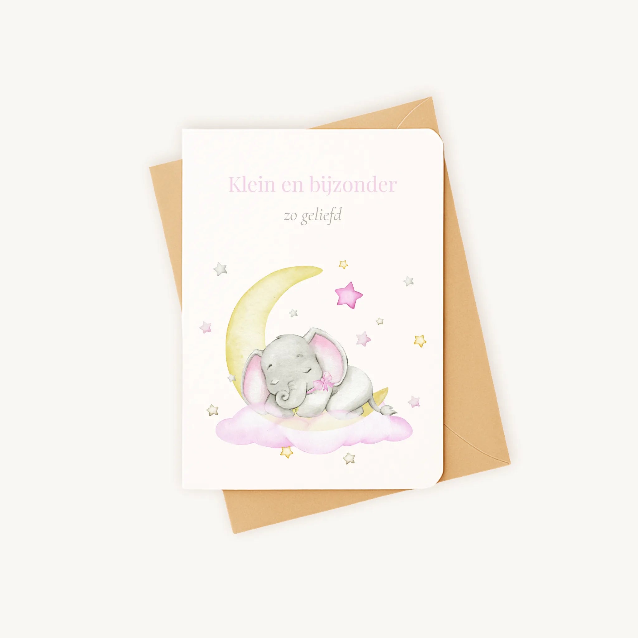 Staande kaart geboorte meisje met olifantje op wolk op kraftenvelop.