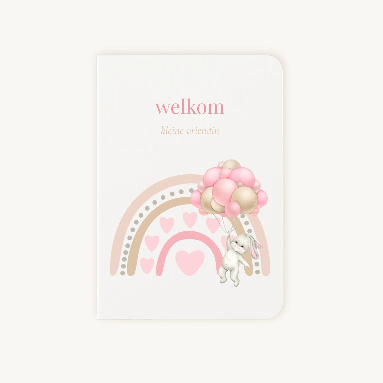 Staande dubbelgevouwen felicitatiekaart geboorte meisje met afgeronde hoekjes, zachte witte achtergrond, pastelregenboog, hartjes en een konijntje aan roze ballonnetjes, met de tekst "Welkom kleine vriendin", flatlay op lichte achtergrond.