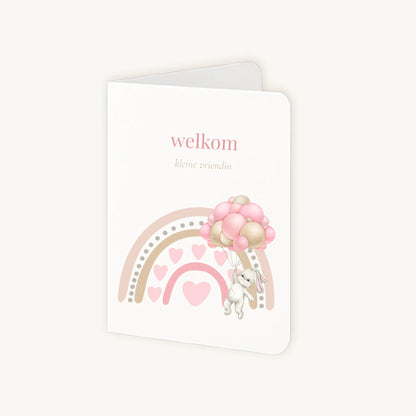 Staande kaart half geopend met regenboogkonijntje en tekst "Welkom kleine vriendin".