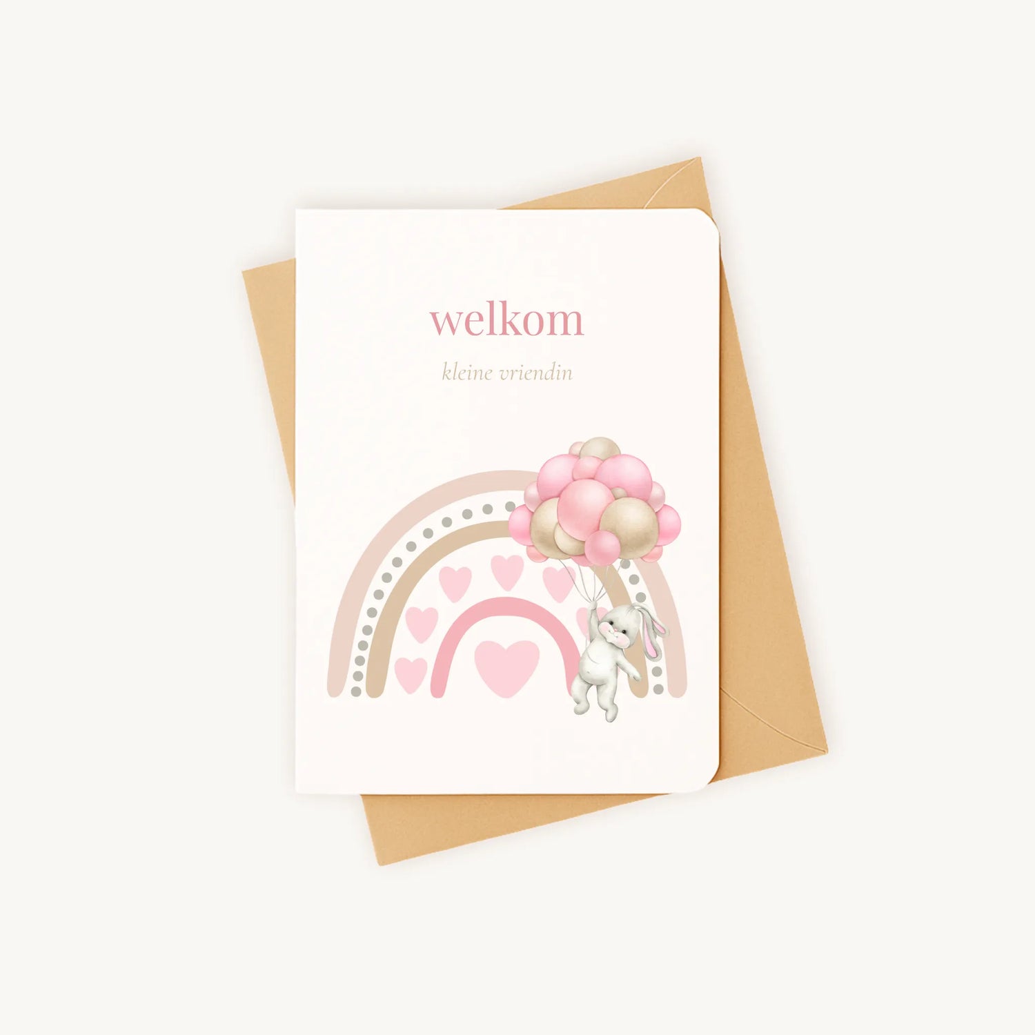 Staande kaart geboorte meisje met pastelregenboog en konijntje op kraftenvelop.