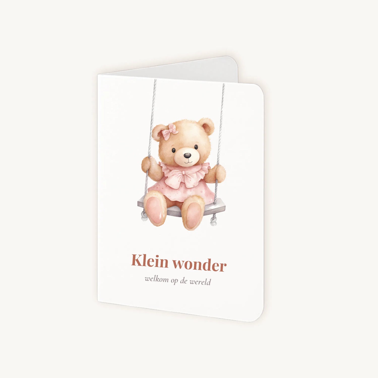Staande kaart half geopend met teddybeerillustratie en tekst "Klein wonder - welkom op de wereld".