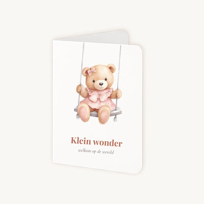 Staande kaart half geopend met teddybeerillustratie en tekst "Klein wonder - welkom op de wereld".