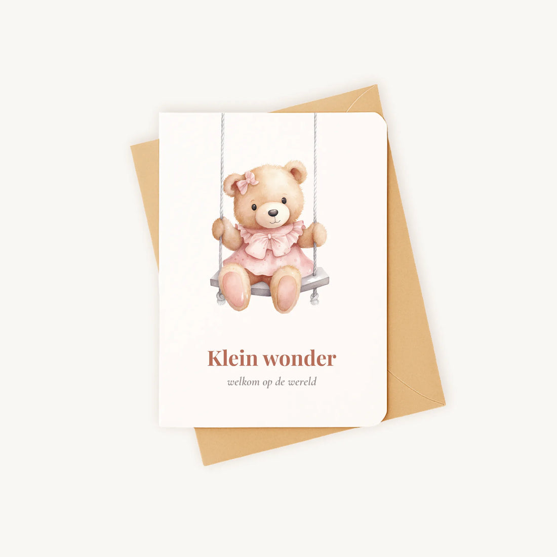 Staande kaart geboorte meisje met teddybeer op schommel op kraftenvelop.