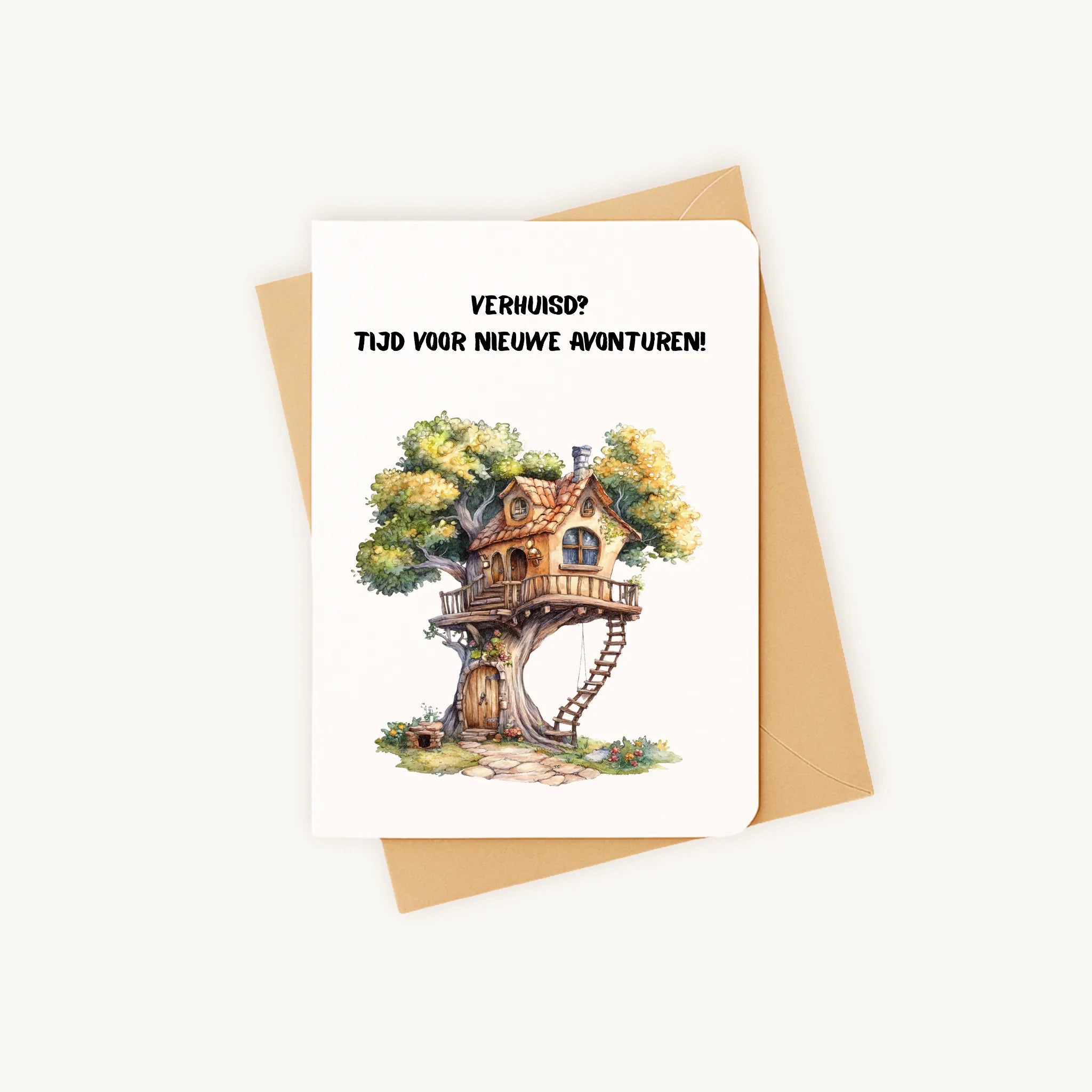 Staande felicitatiekaart nieuwe woning met kleurrijk boomhuis op een kraftenvelop.