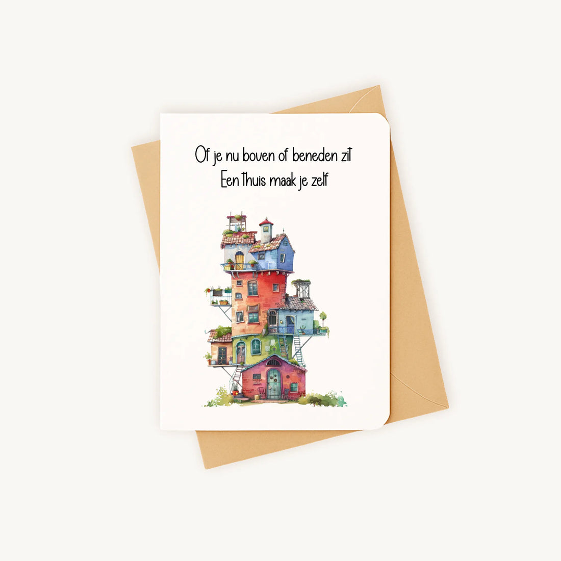 Staande kaart met kleurrijk gestapeld huis op kraftenvelop.