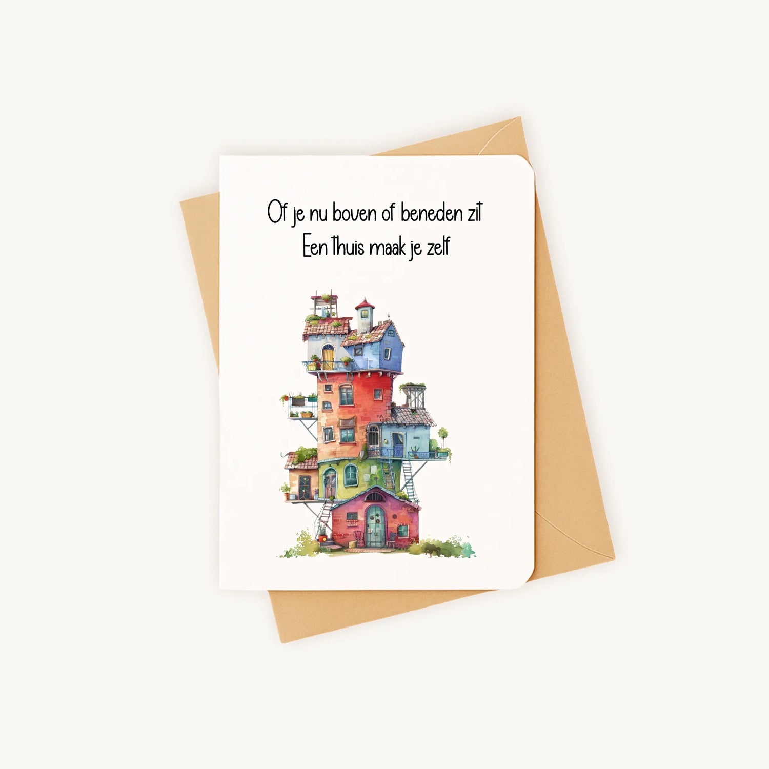 Staande kaart met kleurrijk gestapeld huis op kraftenvelop.