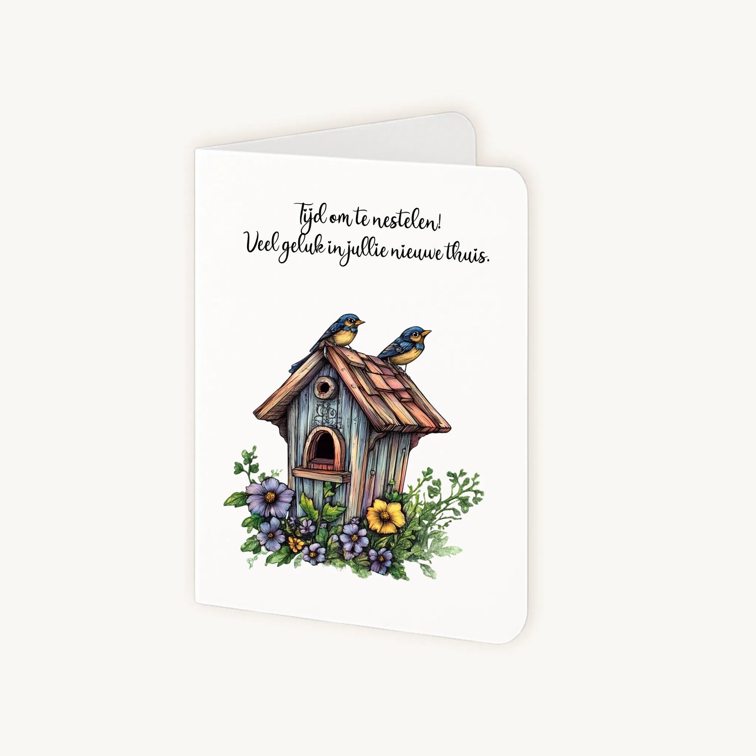 Staande kaart half geopend met houten vogelhuisje en warme felicitatie.