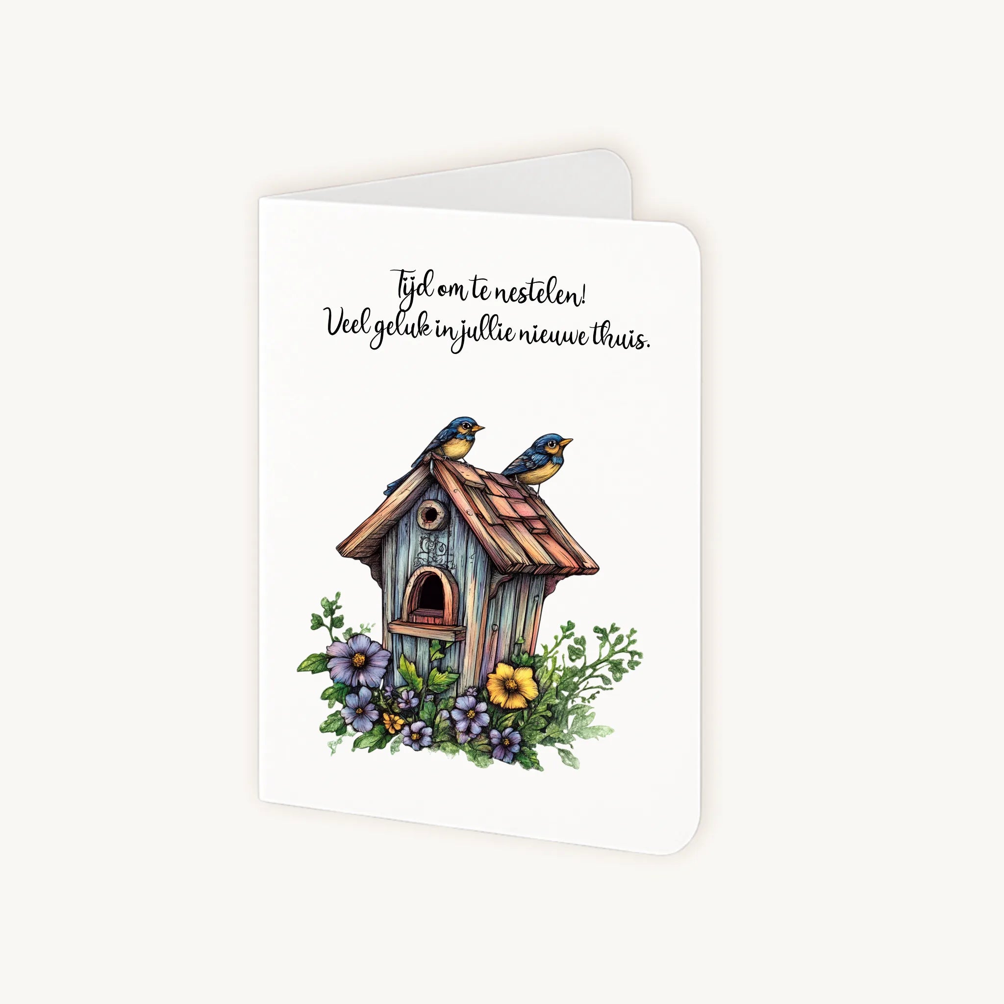Staande kaart half geopend met houten vogelhuisje en warme felicitatie.