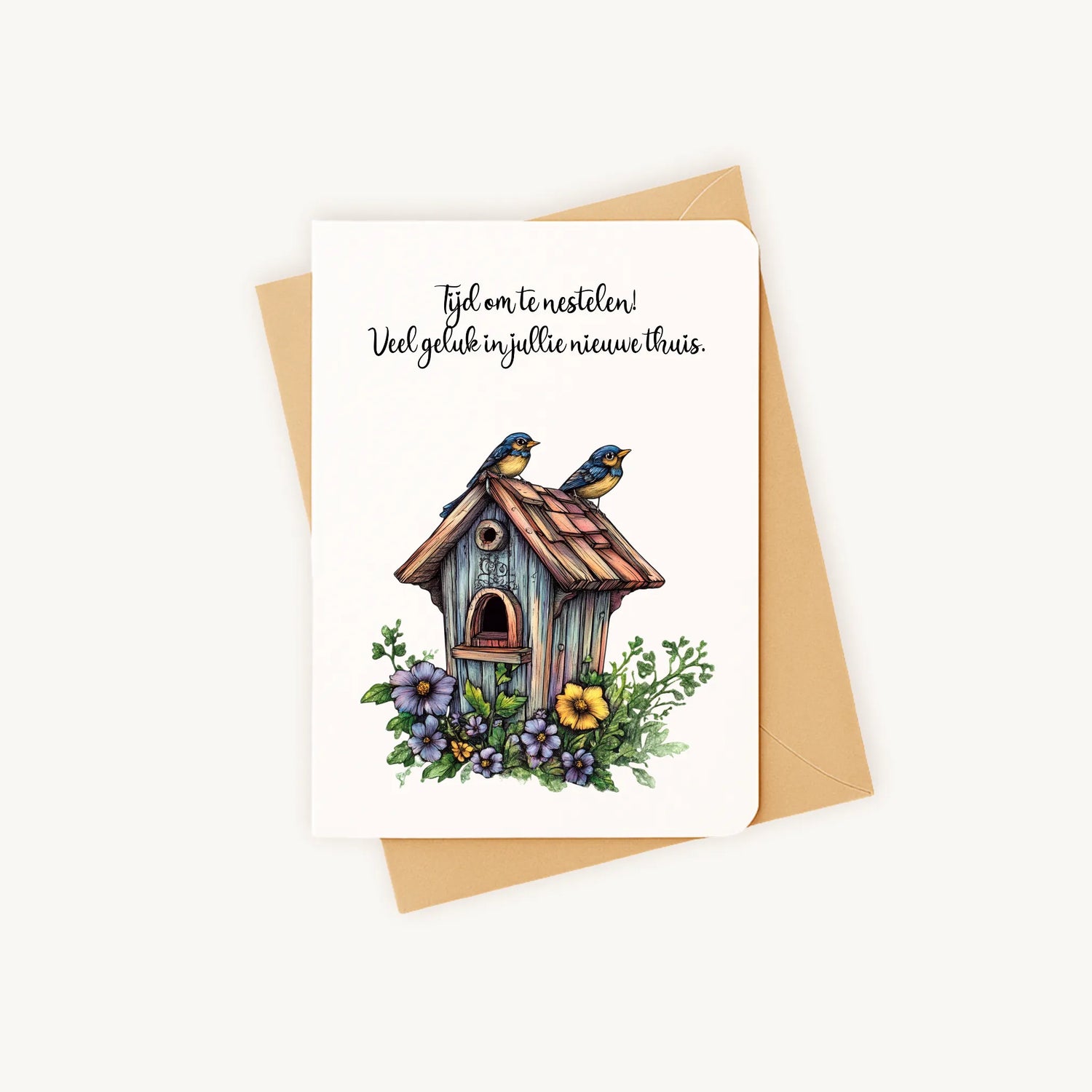 Staande nieuwe woning kaart met vogelhuisje op kraftenvelop.